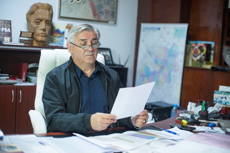 Упълномощените представители на парламентарно представените партии и коалиции от партии