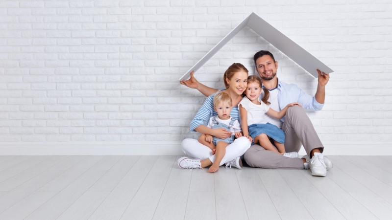 За нормален живот на четиричленно българско семейство двама възрастни и