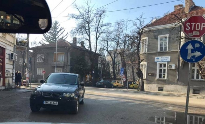 Нагъл шофьор паркира лъскавото си БМВ по средата на оживено
