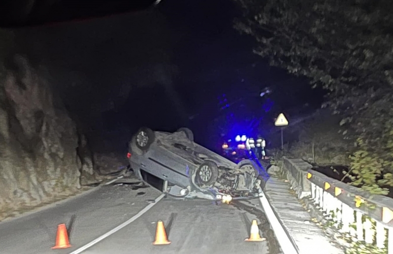 Адска каскада! Кола се преобърна по таван в Монтана, четирима младежи са ранени