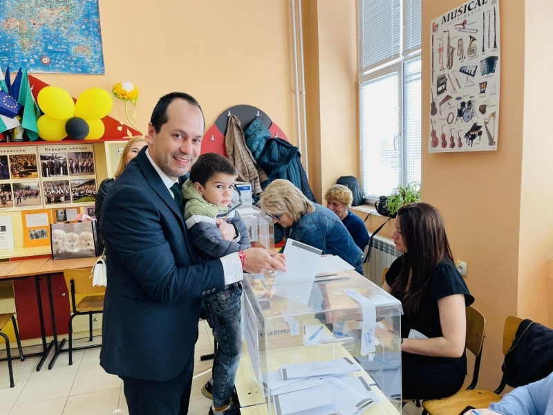 Кметът на Враца Калин Каменов гласува заедно със сина си През