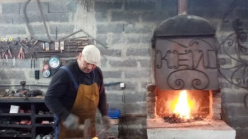 Майстор ковач от монтанското село Дъбова махала продава с благотворителна кауза