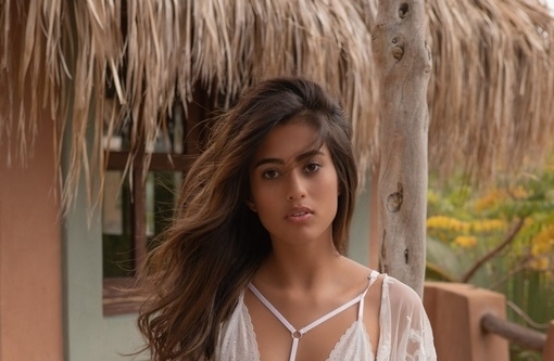 В петък започваме ударно с Катерина позиционирана на верандата с