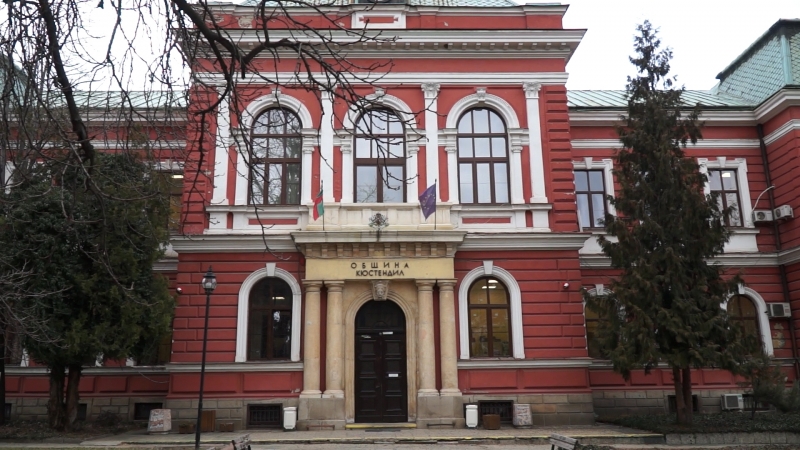 Маскиран вандал е направил опит да запали входната врата на