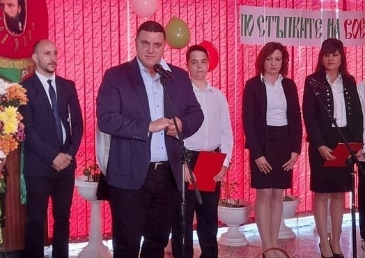 Кметът на Оряхово Росен Добрев поздрави учителите от СУ "Христо Ботев" /снимки/