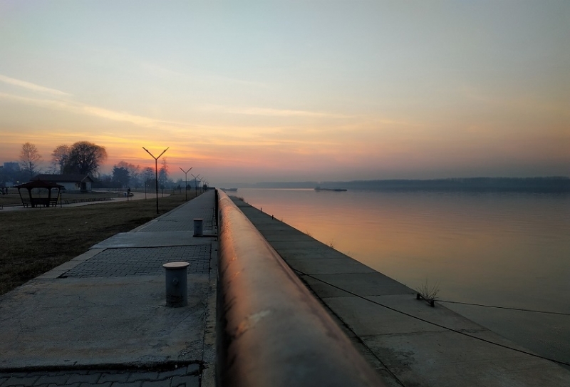 От тръби в Лом изтича черна вода и се влива