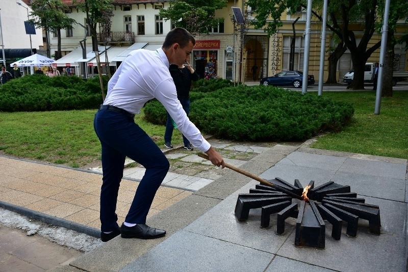 Под звуците на тържествен сигнал във Враца беше запален вечният