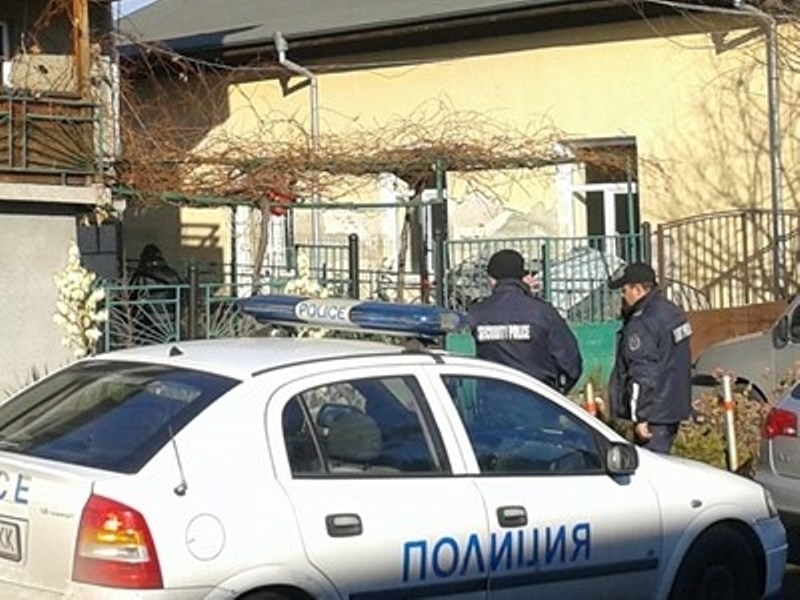 Служители на реда са проверили къща в монтанското село Владимирово