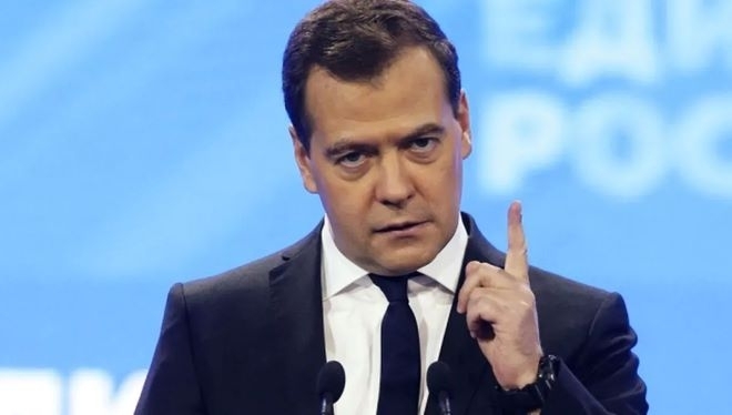 Медведев заплаши Украйна с ядрено оръжие