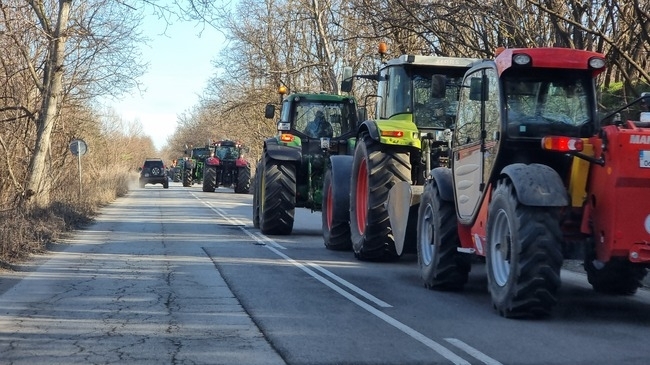 Земеделци излязоха на протест за четвърти пореден ден Блокадите в
