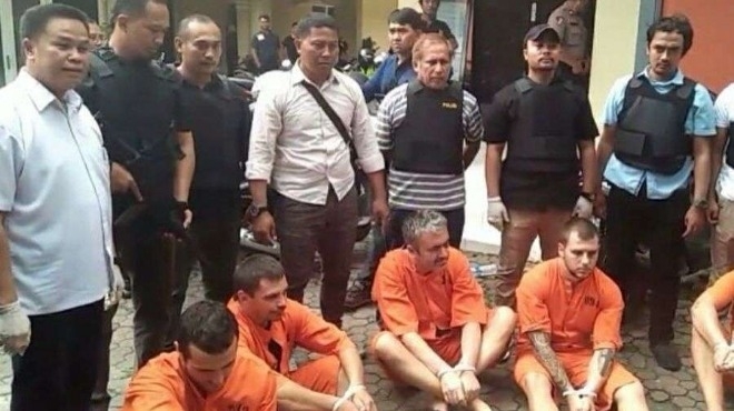 Полицията на индонезийския курорт Бали показа петимата българи арестувани за