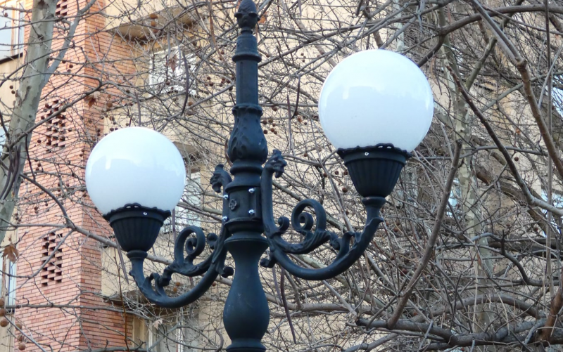 32 нови енергийноспестяващи и стилни осветителни тела се монтират на