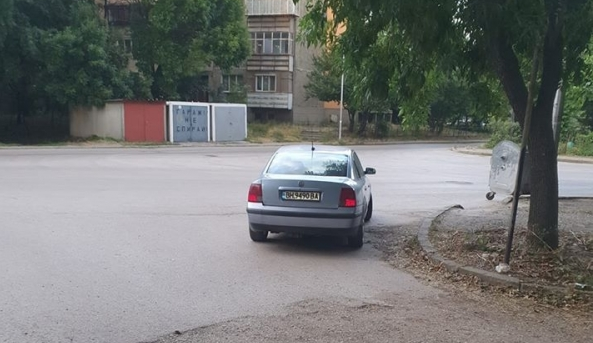 Наглост без граници! Видинчанин заряза колата си в кръстовище в града