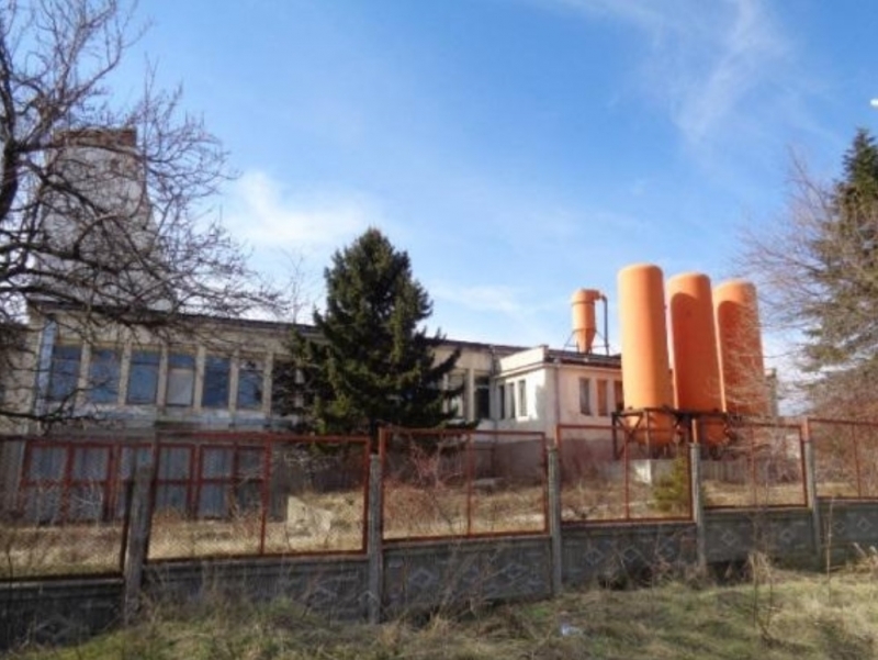 Разпродават на търг завод за производство на ракия и спирт в Северозапада /снимки/