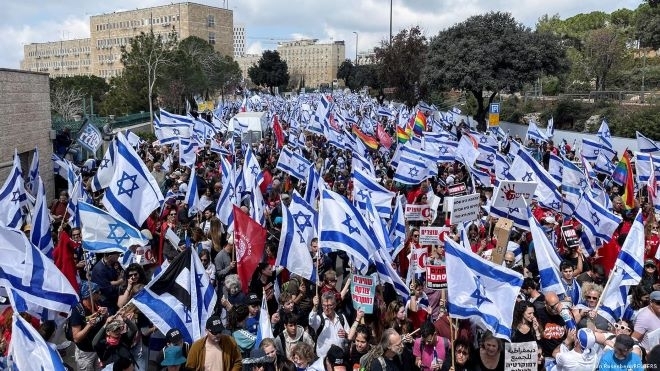 Протестите срещу израелската съдебна реформа не отслабват, въпреки че премиерът Бенямин