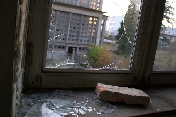 Бандит счупи прозорците на читалище във Врачанско, съобщиха от полицията.