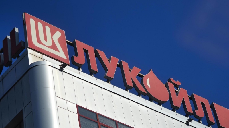 Лукойл продава международните си активи заради санкциите