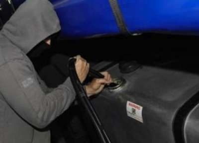 Тираджия залови апаши да точат гориво от камиона му във