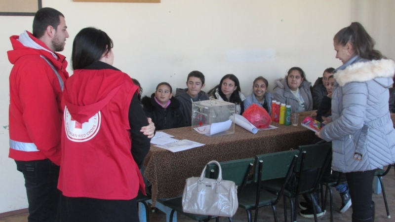 Доброволци към Младежкия Червен кръст в Ружинциизработват мартеници Събраните пари от продажбата