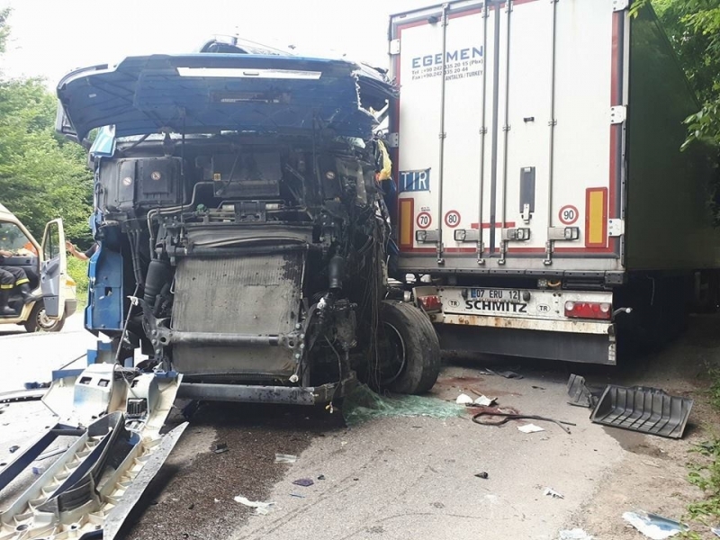 Движението по пътя София - Ботевград след Витиня е в една лента заради катастрофа /снимки/