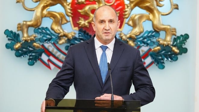 Сериозен натиск върху президента Румен Радев да вдигне официално завесата