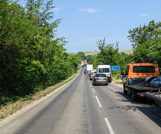 Пътни строители спряха движението край Дунавци в посока Видин научи