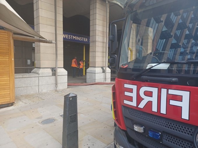 Лондонската противопожарна служба съобщи че шест коли и около 40