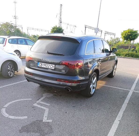 Тарикат заряза лъскавия си джип на две паркоместа във Враца