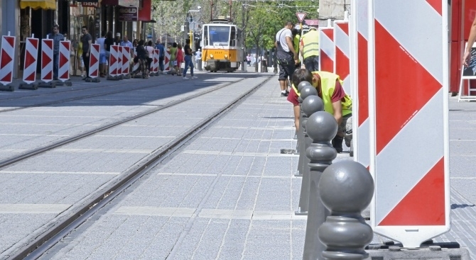 От днес започна монтажът новите ограничителни колчета по столичната улица