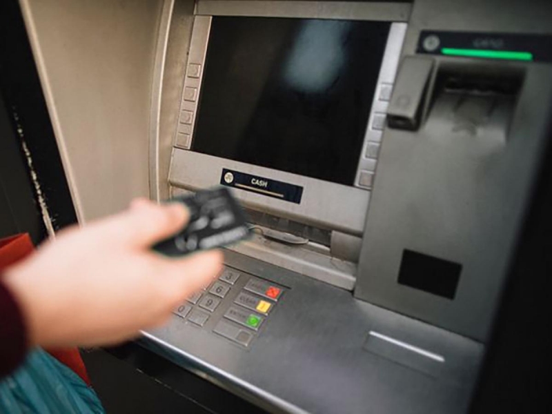 Българите разлюбиха банкоматите и хартиените пари