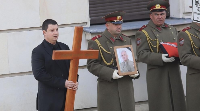 С траурна процесия от сградата на Министерство на отбраната до