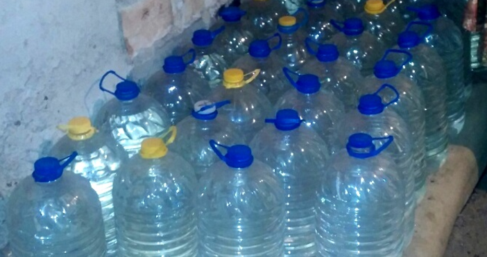 Митнически служители от отдел Митническо разузнаване и разследване в Митница Бургас