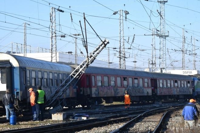 Повреда в контактната мрежа прекъсна движението на влаковете между гарите