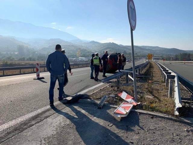Автомобил се обърна по таван на автомагистрала Струма край Дупница