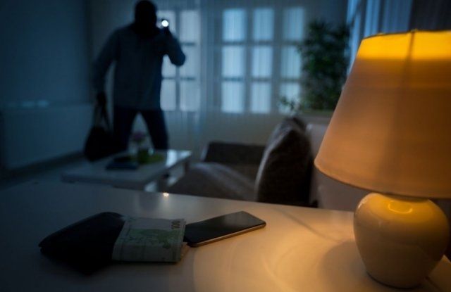 Малко след полунощ в петък срещу събота крадец е чупил