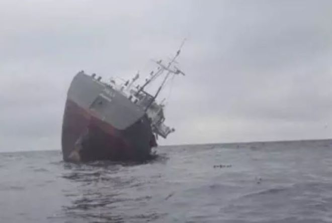 Кораб с 14 души на борда потъна край гръцки остров, един моряк е открит невредим