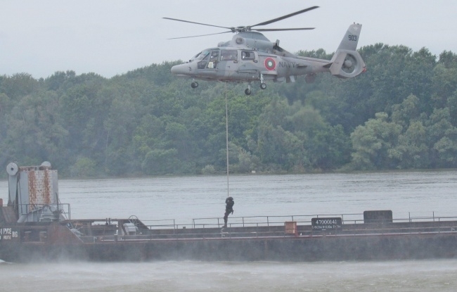 Специалните части за бързо реагиране на Военноморските сили заедно с