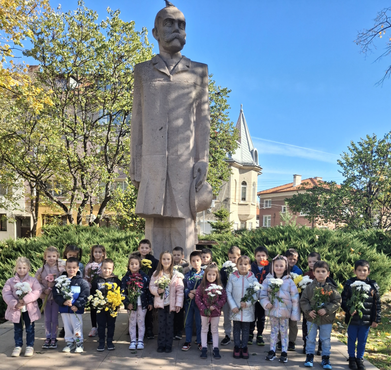 Най-малките будители от ДГ "Единство, творчество и красота" отбелязаха 1 ноември /снимки+видео/