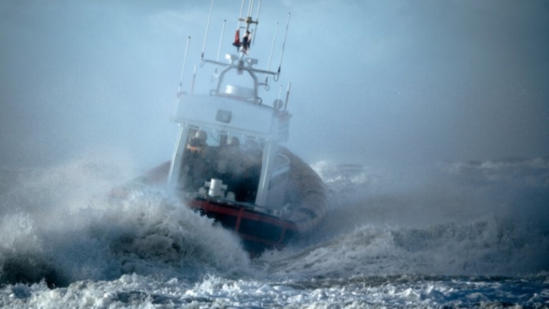 Риболовен кораб с петима души на борда е обявен за