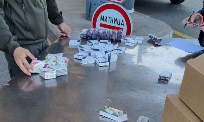 Митничари задържаха над 5800 контрабандни таблетки и сашета за стимулиране