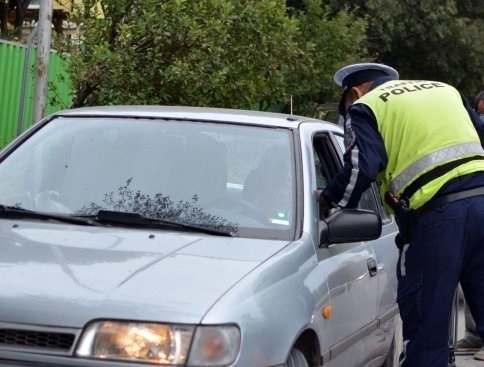 Късно снощи в романското село Камено поле полицаи са провели