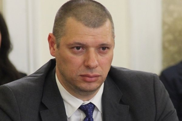 След дебат продължил близо час депутатите приеха оставката на председателя