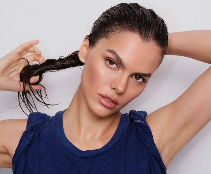 Вики Одинцова обича да показва перфектните си извивки а този