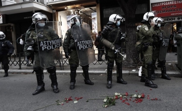 В Атина равносметката от протестите показва над 100 арестувани Полицията