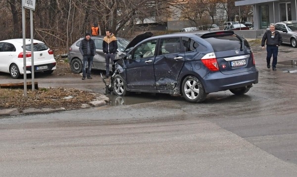 Лек автомобил удари три други коли на столичния бул Патриарх