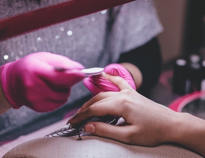 Австралийски лекар предупреди че седмичните посещения при маникюрист може да