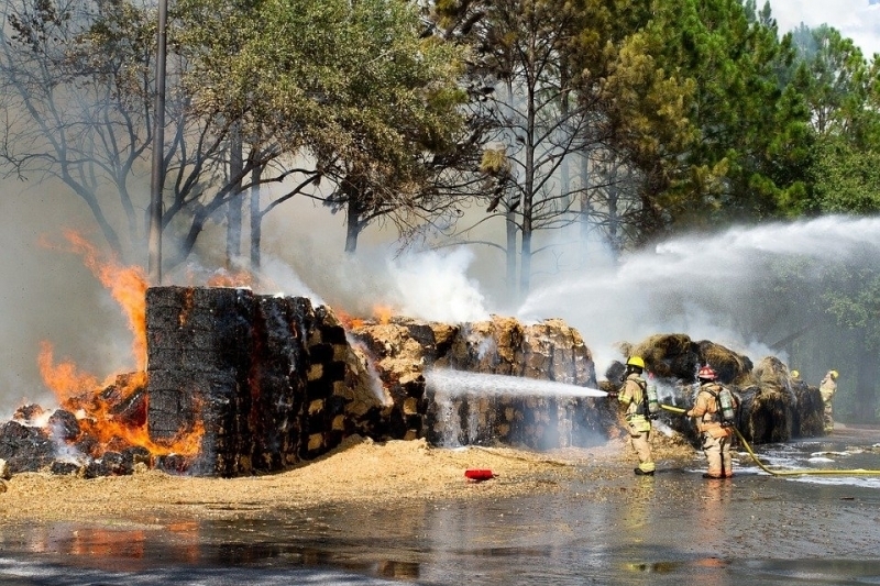 700 бали сено изгоряха при голям пожар във Врачанско, съобщиха