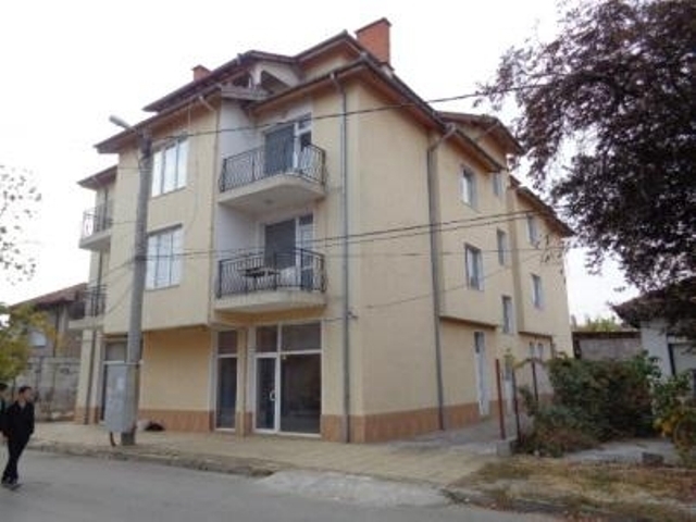 Частен съдебен изпълнител сложи на тезгяха голяма триетажна кооперация във