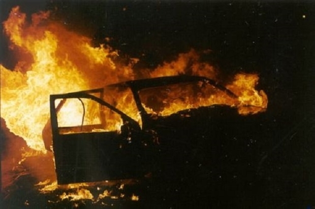 Кола е била запалена в Монтанско миналата нощ съобщиха от