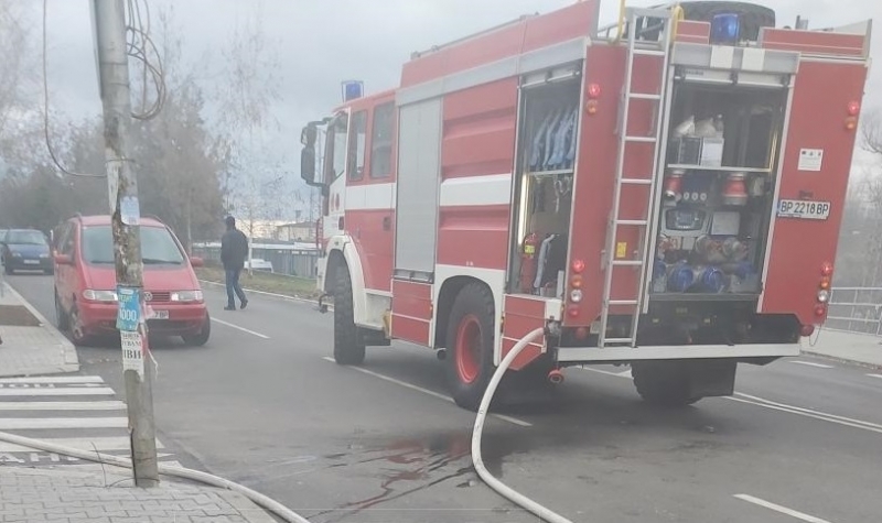 Лек автомобил БМВ с монтанска регистрация се е запалил посред